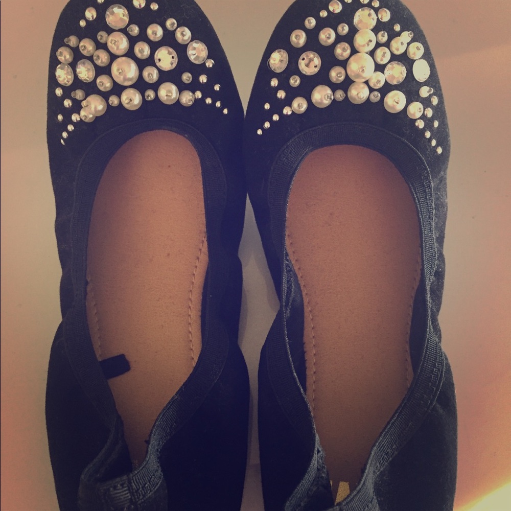 Pearl detail black flats